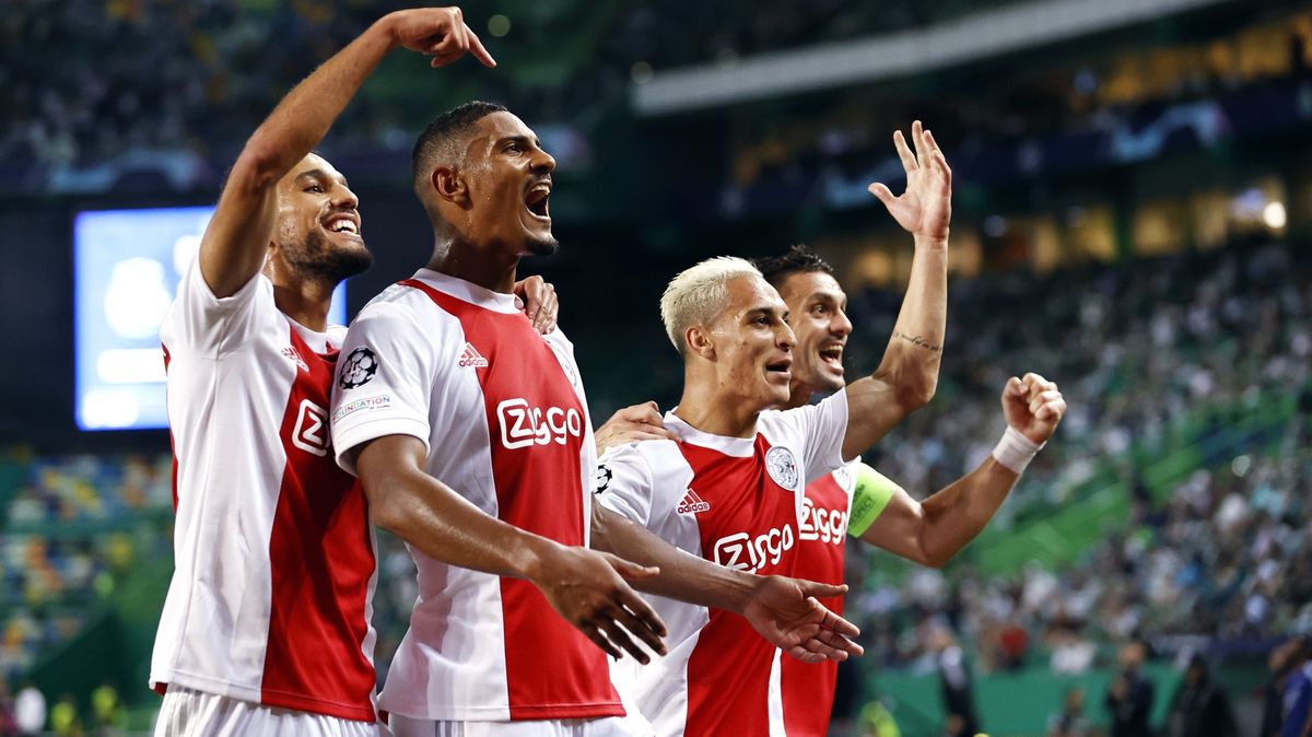 Ajax oprášil „totální fotbal“ a drtí Evropu. Hvězdné vedení klubu prospívá